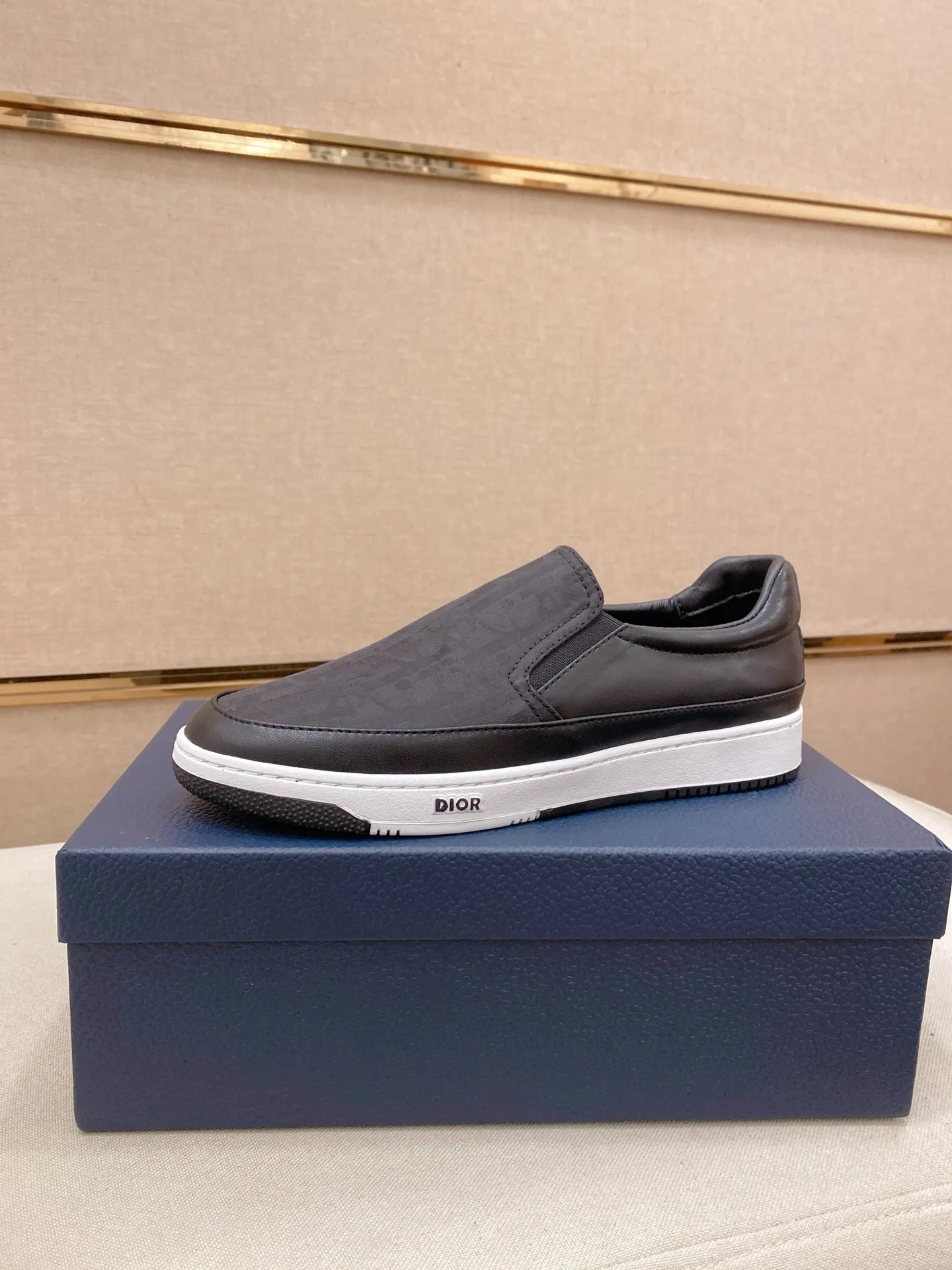 Men's shoes💰 400💰🇮🇹🇮🇹Dior d The new models are on sale at the same time at the counter. The uppers are imported from Italy, and the linings are all imported sheepskin. They are completely 1⃣️ to 1⃣️ replicas 🇮🇹💪💪, ⚠shoes Bottoms: Original soles are specially provided by the original factory. The exclusive movable molded soles are super comfortable. ⚠Original factory goods, 🔍🔍high quality. You can enter and leave the counter at will. Welcome to compare⚠. Code number:38-44